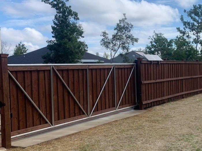 Automatic fence gate
