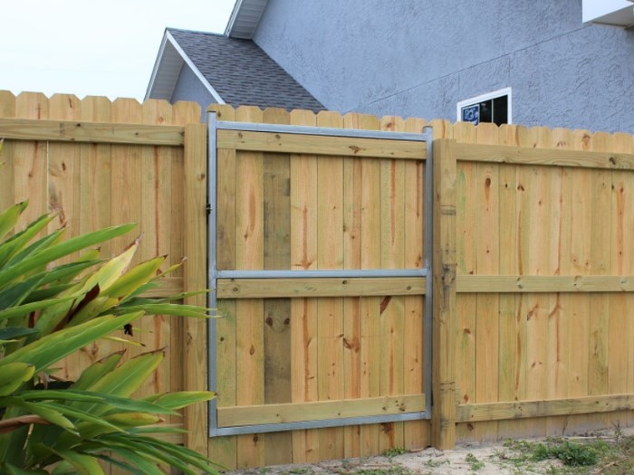 Automatic fence gate