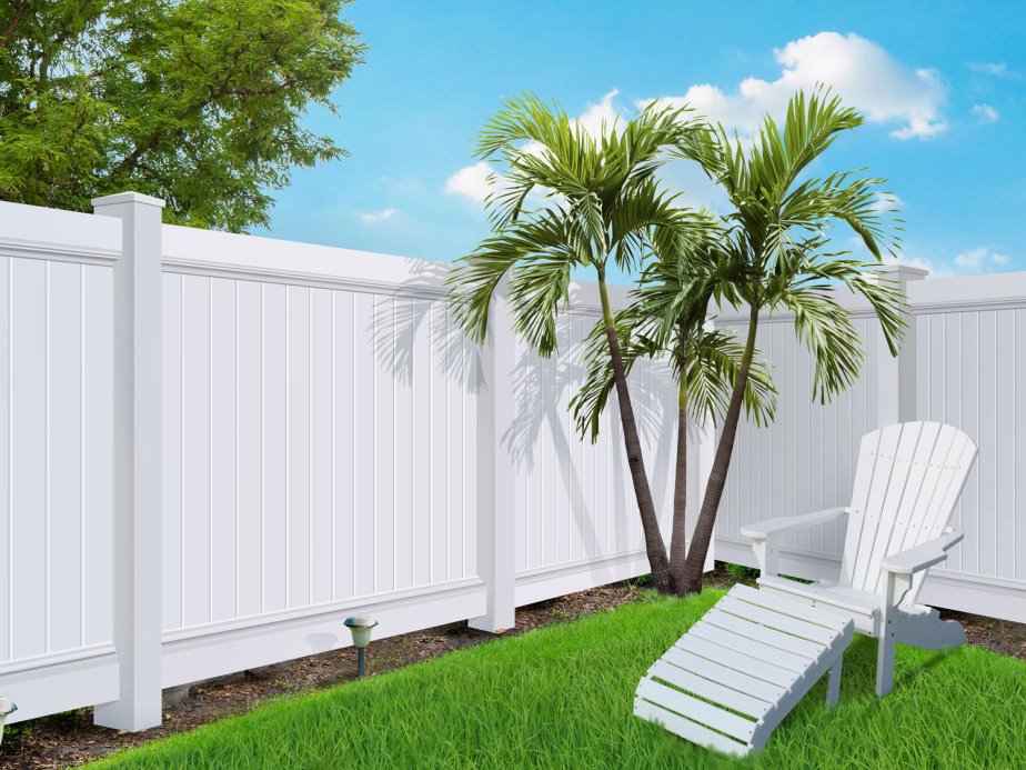 Hector style residential Vinyl fencing in the Panama City, Florida area.